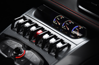 センターコンソールにずらりと並ぶスイッチ群。その上にある3連メーターは左から油圧、油温、バッテリー電圧。