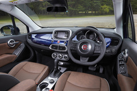 「500X」のインテリア。FF車の2グレードには、ボディーカラーと同色のインストゥルメントパネルが装備される。