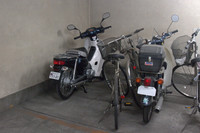 オフィスビルの駐輪場に違和感なく溶け込む。