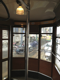 ミラノで現役の古い市電。天然レトロな照明が泣かせる。