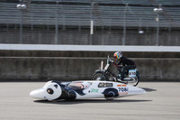 パンダとカブのバトル。「なぜゆえパンダ？」と思ったら、No.708「eLITE」は中国・広州から参加したチームだった。ちなみに708はニューチャレンジクラス、カブは市販車クラスだが、隣り合ったクラスは走行時間が一部カブっていたために（ダジャレじゃないよ）こうした光景が見られたのだった。