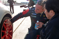 試乗を前に、ロラン・ウルゴン（写真奥）が車両解説を行う。