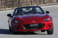 
    さらなる軽量化を目指す新型では、ボンネットやトランクリッドに加え、フロントフェンダー、ソフトトップのリンク、前後バンパーのレインフォースメントなどもアルミ化されている。
    