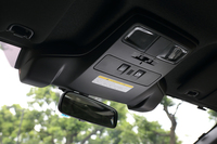 運転支援システムの「アイサイト」は「レヴォーグ」から採用される最新バージョンのもの。自動操舵（そうだ）技術を用いた「アクティブレーンキープ」などの新機能が採用されている。