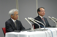 記者会見に臨む顔ぶれは4月10日の中間報告の際と同じで、三菱自動車の中尾龍吾常務取締役（左）と大道正夫常務執行役員（右）の2人。
