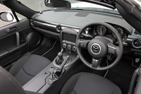 ソフトトップ「RS」のインパネ。メーターフードを小型化して前方視界を改善するとともにタイトな雰囲気を演出し、メーターリングもダークグレー仕上げとなった。