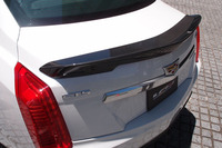 上級モデルの「CTS-V Spec-B」には、カーボン製のリアウイングが装着される。
    