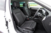 上級グレード「アドヴァンス」のナッパレザーシート。「チタンブラック」とベージュ系の「サントロペ」の2色が用意される。