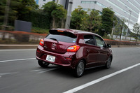 リアまわりではバンパーを大型化したほか、LED式のコンビランプを採用。空力性能と後方視認性の双方に配慮した新形状のルーフスポイラーが装備されている。