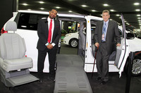 トヨタ・モビリティのクエイド氏（左）と、福祉用モディファイを実際に担当しているブラウン・アビリティ社のアップダイク氏（右）。