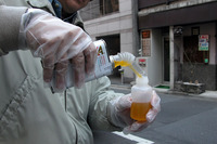 缶から注入器に移す。手袋も付いているから安心。