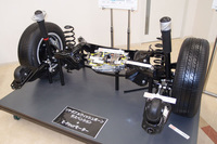 今回「プリウス」としては初めて、4WD車がラインナップされる。写真は4WD車のリア駆動部（カットモデル）で、中央に後輪駆動用の誘導モーターが見える。