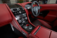 センターコンソール上部中央のスロットにキーを押し込むと、エンジンが始動する。