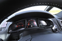 メーターも流用ではなく専用品。正面に速度、左にエンジン回転、右に各種情報を表示。