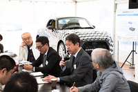 試乗前の技術説明会にて、新型「コペン」の特徴を語るチーフエンジニアの藤下 修氏。