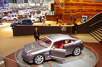 写真手前のクルマは、クライスラーのコンセプトモデル「エアフライト」