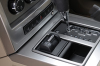 シフトレバーの横にあるのがセレクトラックII 4×4のモード切替えスイッチ。また、ヒルディセントコントロールのon、offボタンは、クルマが斜面を下るようなイラストが目印。4×4ローモードで作動する。