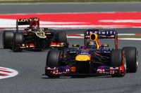 前を行くアロンソに待ったをかけられなかったベッテル（写真手前）とキミ・ライコネン（その後ろ）。ベッテルのレッドブルはレースペースに苦しみ、予選3位から4位でフィニッシュ。一方ロータスのライコネンはタイヤに優しい走りで1回少ない3ストップ作戦に打って出たが、フェラーリのエースにはかなわず2位。（Photo=Red Bull Racing）
    