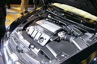 
	3.5リッターV6「VTEC」エンジン。最高出力300ps／6200rpm、最大トルク36.0kgm／5000rpmを発生する。
	前モデル比でエンジン幅を36mm、長さを61mmスリム化。マグネシウム製シリンダーヘッドカバーなどを用い軽緑化を図った。
	 