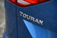 テールゲートに施された「TOURAN」のバッジ。