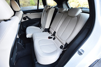 リアシートは4：2：4の3分割可倒式。6：4の左右独立スライドおよびリクライニング調整機構が、「xDrive25i」には標準装備、その他のグレードにオプション設定される。