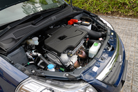 SX4セダンは、1.5リッターのみラインナップ。駆動方式はFFで、4WDは用意されない。