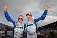 勝利を喜ぶ、伊沢拓也（写真左）と小暮卓史。伊沢は、僅差で2位に終わった2012年開幕戦の雪辱を晴らした。