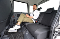 後席のスライドドアは、「TS」では両側ともにパワースライドドアとなる。