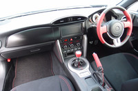 ドライバーが車体の姿勢変化を判断しやすいように、左右対称のデザインとされたインテリア。