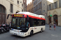 シエナ市街にて。2014年から一部路線で、ペルージャのランピーニ社製電気ミニバスが走るようになった。