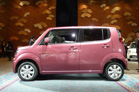 ロングホイールベース、ロングルーフが特徴のサイドビュー。