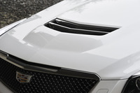 エンジンフードはカーボンファイバー製。中央部には標準型にはない排気ベントが設けられている。