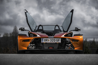 正面から見たところ。高々と跳ねあげたサイドウィンドウは“GT”ならではの装備。
    