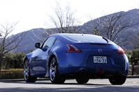 先代のボディはボンネットフードのみがアルミ製だったが、新型ではボンネットフードのほかに、ドアとリアハッチもアルミ製になっている。モデルチェンジにあたり、重量対策を何も施さないと先代より100kg以上重くなるという試算があった。しかしホイールベースの短縮やアルミの活用で約100kgのダイエットに成功、結果として先代と同じ車重を維持した。