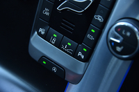 「V40 T5 R-DESIGN」のセンターコンソールには、各種安全機能の制御ボタンが並ぶ。
    