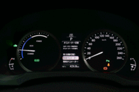 メーターのアップ。走行モードと連動して、グラフィック（パワーメーター／タコメーター）が変化する。中央にはナビ連動のマルチインフォメーションディスプレイも。
    （画像をクリックすると画面の変化が見られます）
    