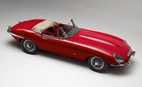 「ジャガーEタイプロードスター」
1961年から75年まで造られたジャガーのスポーツカーが「Eタイプ」。クーペとロードスターがあった。エンジンは当初ストレート6で、後に3.8リッターから4.2リッターに拡大された。最終モデルではV12エンジンに換えられた。
