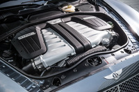 6リッターのW12ツインターボエンジンは625psを発生。ZFの8段ATが組み合わされ、燃費が従来型より13％以上改善されているという。