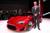 サイオンのジャック・ホリス副社長と「FR-Sコンセプト」。