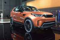 新型「ディスカバリー」がランドローバーブースの主役を務めた。