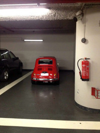 【写真10】悠々と駐車する「フィアット500」。