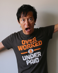 【写真D】会った誰にもウケるメッセージTシャツ。本人が発するムードと合致しているということか。