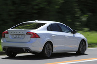 「S60 D4 R-DESIGN」には、標準的な「S60 D4 SE」とは異なる、スポーツサスペンションが与えられている。