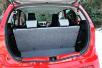 リアコンビネーションランプをリアバンパー内に設置したことにより、ハッチゲート下部の開口寸法を拡大した。（クリックすると後席背もたれが倒れる様子が見られます）
    