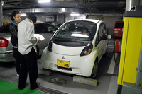 金井冬樹さん。仕事ではもっぱら都内を走っているが、会社も自宅も千葉県。自宅には充電設備があるのだという。