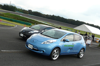 比較試乗は電気自動車の「日産リーフ」で実施。ちなみに比較用に用意されたタイヤは「ブリヂストン・エコピアEP150」だった。
    