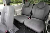 リアには独立型のシートがふたつ。それぞれ前後に大きくスライドできる。