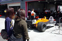 「CARTもてぎ」にみる、女性とレースの関係の画像