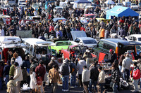 スワップミートでお宝を物色する人、人、人……。