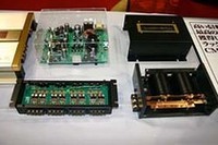 ラックスマンの新製品。左手前がハイ／ローコンバータの「XAT-1000」。右は高性能キャパシタ。